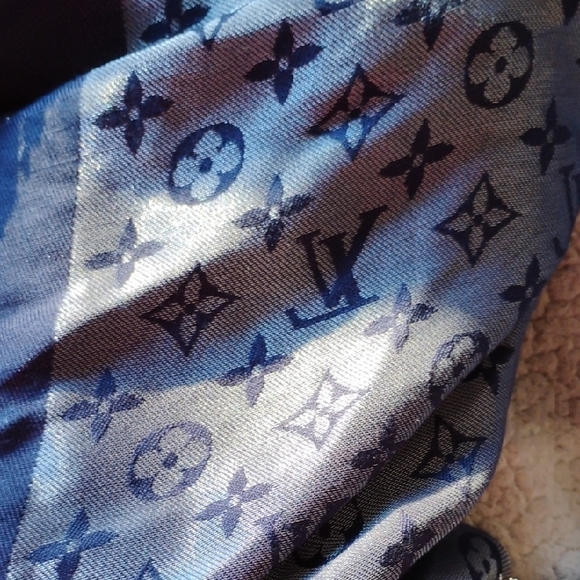 Aut Monogram Shine Shawl - Picture 12 of 13